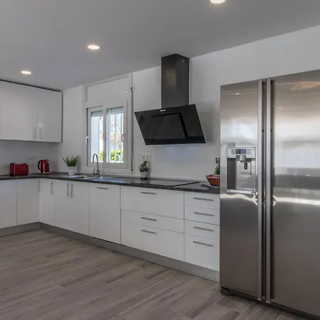 בית נופש Goldhome - Casa 4 Habitaciones, Piscina Privada Climatizada אמפוריבראבה